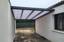 Carport en aluminium entre 2 constructions